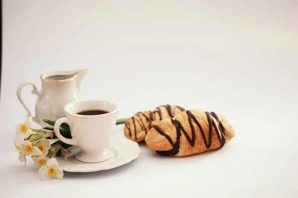 Desayuno Francés Mesa Croissant Café Con Chocolate Decantador Con Crema —  Fotos de Stock