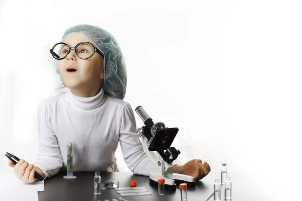 Młodzi Naukowcy Chemicy Poradnictwo Zawodowe Dla Dzieci Wybór Zawodu Lekarz — Zdjęcie stockowe