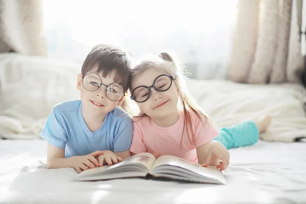 Bambini Sono Sdraiati Sul Letto Accanto Neonato Sorellina Emozioni Dei — Foto Stock