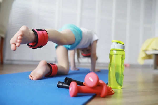 Deporte Estilo Vida Saludable Niño Practicando Deportes Casa Estera Yoga — Foto de Stock