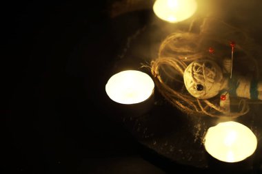 Büyülü bebeklerle, tarot kartlarıyla, kitaplarla, şeytani mumlarla ve cadılık objeleriyle dolu mistik bir hayat. Kehanet ayini.