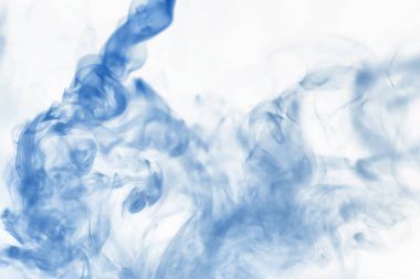 Suyun içinde bir tutam boya. Sudaki boyanın çözülmesi. Su kirliliği. Sanat yaratıcılığı kavramı.