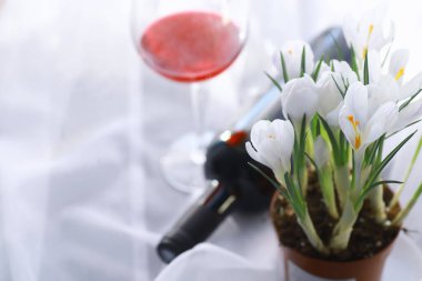 Üzüm kırmızısı, yarı kuru şarap. Sevgililer Günü konsepti geçmişi. Tatil hediyesi. Tatlı köpüklü şarap..