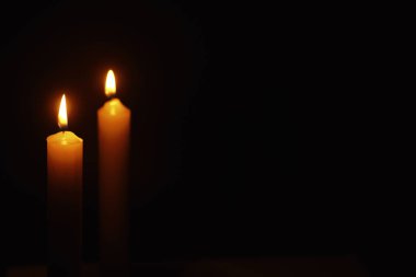 Alevler içindeki bir mumdan yanan mum Wick. Üzüntü ve yalnızlığın sembolü. Başınız sağ olsun. Yanan mum. Din.