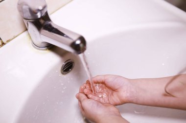 Hijyen kuralları. Yemekten önce el yıkama. Sabunlu antibakteriyel eller. Virüs enfeksiyonunu önlemenin yolu. Coronavirus koruması.