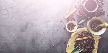 Bir poşet kahve. Kahve çekirdekleri masada kavrulmuş. Pişirmek için yapraklı kahve çekirdekleri.