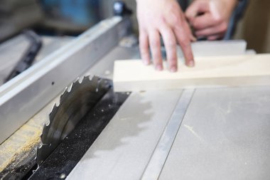 Üretim aşamasında aletler ve elektrikli testerelerle atölye çalışması