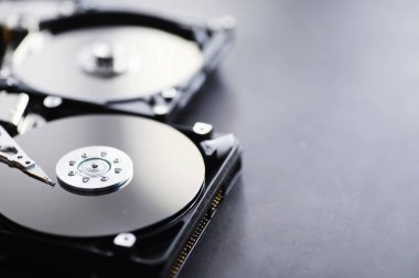 Bilgisayar aksesuarları. Parçalanmış hard disk. Bilgisayar parçalarını onar. Kırık harici hard disk. Bilgisayar arkaplanı.