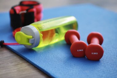 Spor ve sağlıklı yaşam tarzı. Spor aksesuarları. Yoga paspası ve halat atlama. Ev egzersizleri kavramına sahip spor geçmişi.