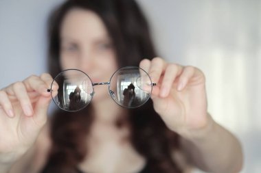 Kötü görüş kavramı. Kontak lens ve gözlüğü elinizde tutun. Reklam gözlükleri ve lensler için poster.