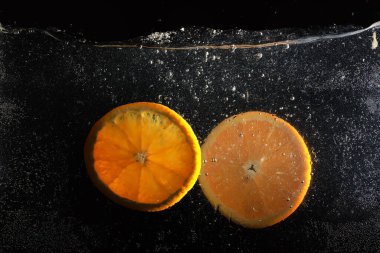 Olgun tatlı portakala su damlaları. Metnin için kopyalama alanı olan yeni Mandarin arkaplanı. Vejetaryen ve vejetaryen kavramı.