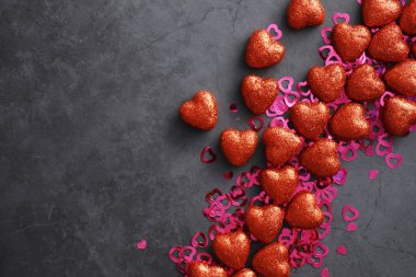 Romantik bir geçmiş. Aşk ve ilişki kavramı. Karanlık arka planda kalp şeklinde figürler. Sevgililer Günü kartı..