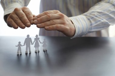 Sigorta teminatı. Hayat ve mülk sigortası. Bir işadamı belge hazırlıyor..