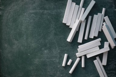 Tebeşir tahtası. Tahtaya yazmak için boya kalemleri. Öğrenme konsepti. Okulda tebeşir tahtası..