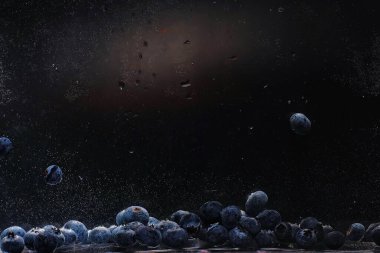 Olgun tatlı yaban mersinine su damlası. Metnin için fotokopi alanı olan taze yabanmersini arkaplanı. Vejetaryen ve vejetaryen kavramı. Yabanmersini dokusunun makro dokusu.