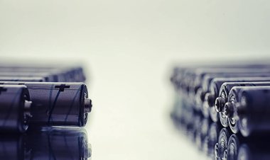 Farklı boyutlarda piller. Çevreye önem vermek. Kullanılmış pillerin imhası.