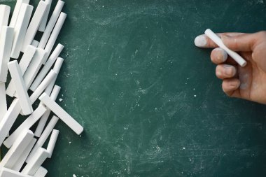 Tebeşir tahtası. Tahtaya yazmak için boya kalemleri. Öğrenme konsepti. Okulda tebeşir tahtası..