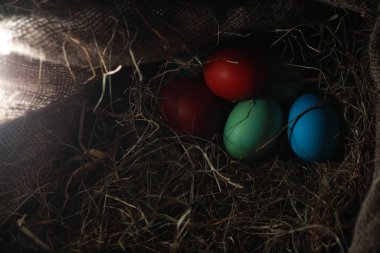 Çuval bezine boyanmış Paskalya yumurtası.