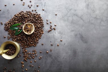 Bir poşet kahve. Kahve çekirdekleri masada kavrulmuş. Pişirmek için yapraklı kahve çekirdekleri.