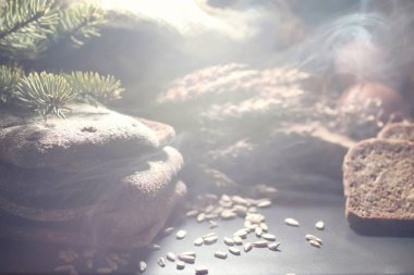 Siyah bir masada buğday ve glüten ile taze somun ekmek. Fırın ve market konsepti. Taze, sağlıklı çavdar ve beyaz somun ekmeği, çuval bezi üzerine serpiştirilmiş un. Tahıllı taze ev yapımı ekmek..