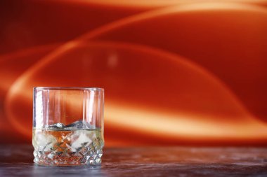 Bar tezgahında buzlu bir bardak sert alkol. Bardakta soda ile viski. Alkollü içki reklamı..