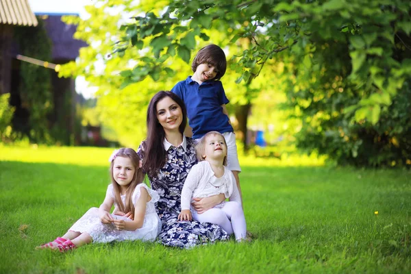 Familia Joven Numerosa Paseo Matutino Verano Hermosa Madre Con Niños — Foto de Stock