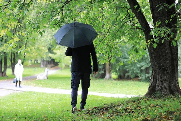 Giovane Con Gli Occhiali Cammina Nel Parco Con Ombrello Sotto — Foto Stock