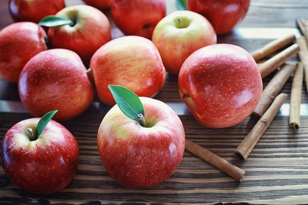 Mele Fresche Una Tavola Legno Raccolta Mele Rosse Frutta Cannella — Foto Stock