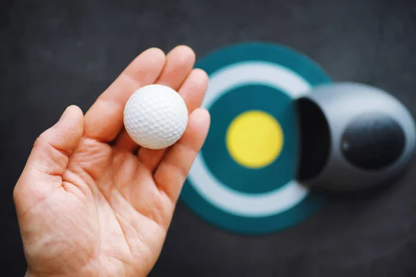 Spor Sağlıklı Yaşam Tarzı Mini Golf Beyaz Golf Topu Masaya — Stok fotoğraf