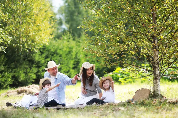 Familia Feliz Con Niños Haciendo Picnic Parque Padres Con Niños —  Fotos de Stock