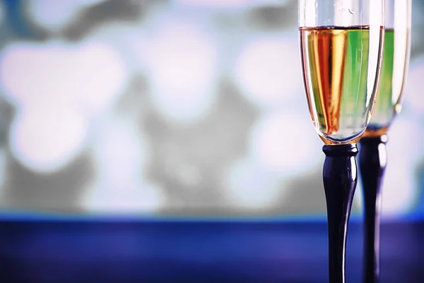 Pozadí Vysokými Sklenicemi Šumivá Vína Šampaňské Sklenicích Slavnostní Nápoj Reflexí — Stock fotografie