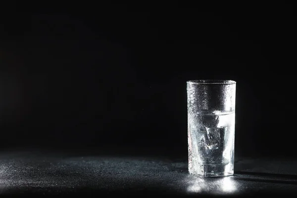 Fermer Verser Eau Fraîche Purifiée Bouteille Sur Table Dans Salon — Photo