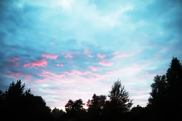 Prachtige Kleurenhemel Heldere Maan Wolken Sterren Hoge Bergen — Stockfoto
