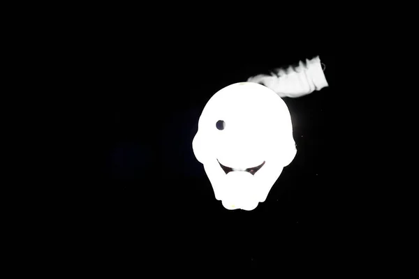 Weiße Gruselige Maske Auf Schwarzem Hintergrund Mit Weißen Händen — Stockfoto