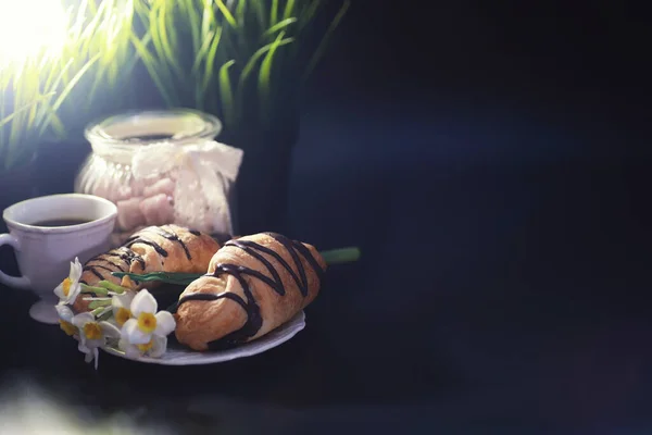 Desayuno Francés Mesa Croissant Café Con Chocolate Decantador Con Crema — Foto de Stock