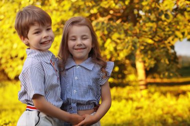 Yazın yürüyüşe çıkan çocuklar. Çocuklar kırsalda şımarır. Kahkaha ve su sıçratma.