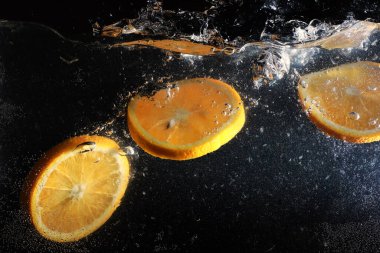 Olgun tatlı portakala su damlaları. Metnin için kopyalama alanı olan yeni Mandarin arkaplanı. Vejetaryen ve vejetaryen kavramı.