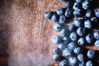 Olgun tatlı yaban mersinine su damlası. Metnin için fotokopi alanı olan taze yabanmersini arkaplanı. Vejetaryen ve vejetaryen kavramı. Yaban mersinli böğürtlenlerin makro dokusu. Yaban mersinli dokular kapanıyor.