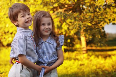 Yazın yürüyüşe çıkan çocuklar. Çocuklar kırsalda şımarır. Kahkaha ve su sıçratma.