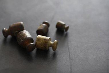 Küçük ağırlıklar klasik denge terazileri. Eskiler 'in eski ölçeği, antika pirinç ağırlık ölçeği detayları.