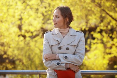 Çocuklarla birlikte yaz parkında yürüyüş yapan bir aile. Sonbahar parkı yaklaşıyor. - Aile. Düş! Mutluluk.  