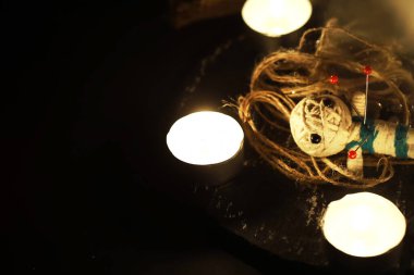 Büyülü bebeklerle, tarot kartlarıyla, kitaplarla, şeytani mumlarla ve cadılık objeleriyle dolu mistik bir hayat. Kehanet ayini.