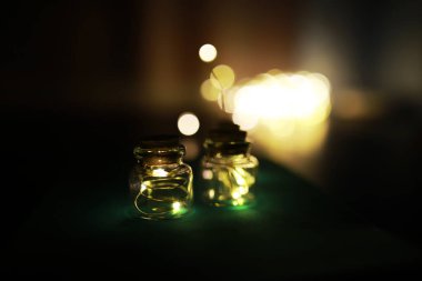 Evergreen ağaç oyuncakları, kar taneleri, küreler ve arka planda köknar dalı, metin için yeri olan Xmas tebrik kartı