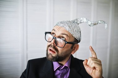 Alüminyum folyo şapkalı komik adam. Sanat fobisi kavramı. Komplo teorisi. Komplo. Delilik..