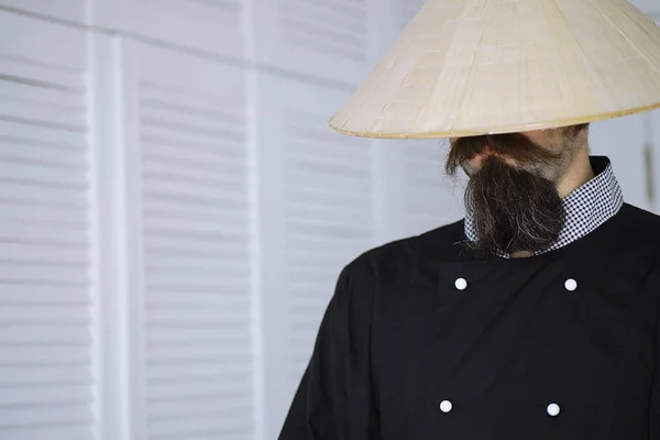 Веселая Пародия Азиата Вьетнамской Шляпе Бородой Портрет Азиатский Шеф Повар — стоковое фото
