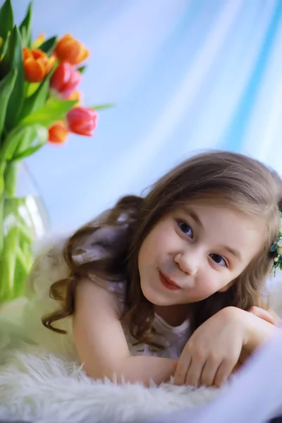 Hermosa Chica Vestidos Blancos Con Magnífico Ramo Primeros Tulipanes Día — Foto de Stock