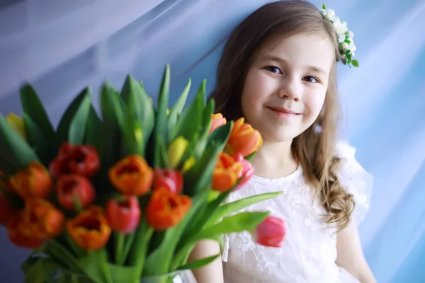 Mooi Meisje Witte Jurken Met Een Prachtig Boeket Van Eerste — Stockfoto