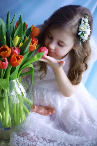 Menina Bonita Vestidos Brancos Com Magnífico Buquê Primeiras Tulipas Dia — Fotografia de Stock