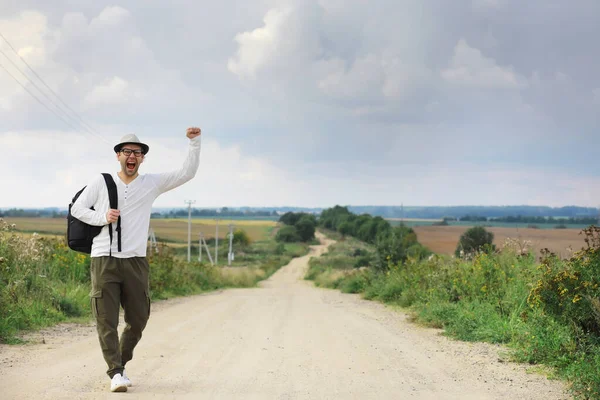 Hombre Camina Por Camino Rural Autoestopista Por Todo País Hombre — Foto de Stock