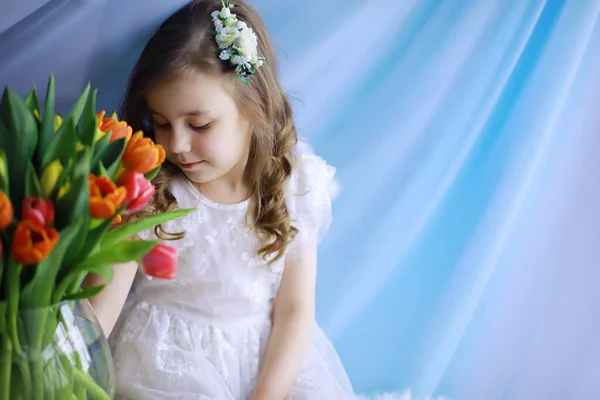 Gyönyörű Lány Fehér Ruhák Egy Csodálatos Csokor Első Tulipán Nemzetközi — Stock Fotó